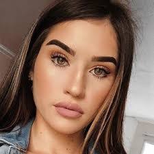 Amanda Pe's Instagram, Twitter & Facebook