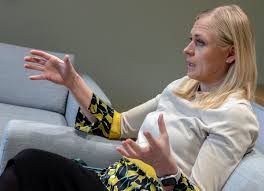 Ulkoministeri Elina Valtonen kertoo, miten Suomi näkee Naton 5. artiklan  Pohjolan puolustuksessa – Suunnitelmat on olemassa ja niitä on  harjoiteltu | Turun Sanomat