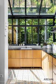 un esprit atelier regne dans cette cuisine veranda arehal salle a manger veranda veranda cuisine cuisine veranda extensions