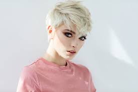 Ciò che sta bene ad altre donne non sempre si adegua ai lineamenti del nostro viso, ma hai mai pensato di passare ai capelli corti? Capelli Corti I Tagli Piu Cool Per L Estate 2020