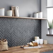 Mosaique Sol Et Mur Graphik Chevron Marbre Noir Leroy Merlin Il En Faudrait 13 Pour La Credence 116x66 140x66 Sans Compter Les Finitions P Avec Images Credence Cuisine