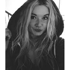 Summer Lowe's Instagram, Twitter & Facebook