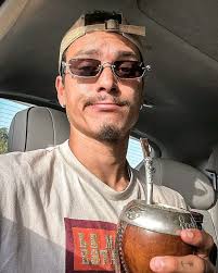 Why does Nuno's guitar say Nuno and not Washburn?