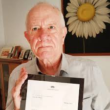 Dipinge un ritratto della principessa Kate. Lei lo riceve e ringrazia