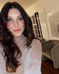 Lindsey Pierce's Instagram, Twitter & Facebook