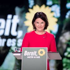 Select from premium annalena baerbock of the highest quality. Nach Rede Beim Grunen Parteitag Annalena Baerbock Flucht Wahrend Das Mikro Noch An Ist Politik