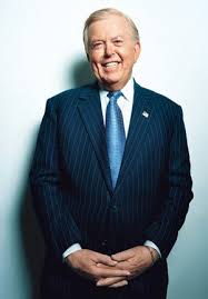 Lou dobbs est un acteur américain. Que Pasa Lou Gq