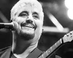 A scuola si racconta che eccelleva in latino e in greco. Pino Daniele The Memory Of His Daughter Sara Ruetir