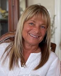 Carolyn Miele's Instagram, Twitter & Facebook