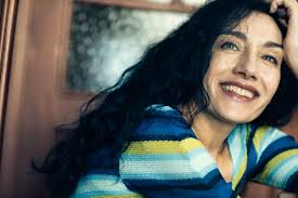 Την άνοιξη τα λευκά άνθη των νερατζιών κουδουνίζουν μεθυσμένες οσμές για  την αναγγείλουν...Καλώς ήλθες...Συνεχίζουμε... · Antigoni Alikakou ·  Facebook