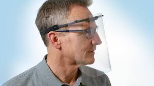 Face shields help protect the wearer's face from body fluids and can be worn in conjunction with masks. Schweizer Selbst Entwickelter Gesichtsschutz Verfugbar