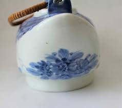Our gift baskets are filled with something for everyone on your list from gourmet food gifts & fruit gift baskets to deluxe spa baskets. Teapot Duck Shaped Blue And White Hand Painted Wicker Handle China Vintage Antigo Trunk
