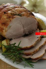 Sciacquate velocemente gli stinchi di maiale sotto l'acqua corrente, quindi disponeteli in una teglia che possa andare in forno insieme con lo strutto, 3 passate la teglia in forno caldo a 180 °c e fate cuocere gli stinchi per circa 1 ora e 15 minuti, bagnando di tanto in tanto con il brodo caldo, in modo. Prosciutto Al Forno Semplice Tenero E Succoso