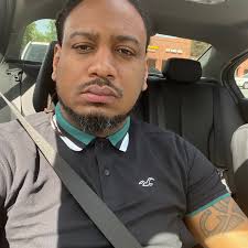 Welcome back, Marz! 👋 Omari Sterling-James puts pen to paper for the  Bulls, agreeing a deal ahead of the 2025/26 season. ✍️  https://herefordfc.co.uk/2025/06/omari-sterling-james-re-signs/ #COYW