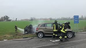 Ragazza di 26 anni in gravissime condizioni. Incidente A Piacenza Auto In Fiamme 2 Morti Carbonizzati