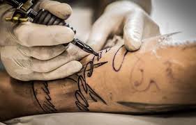Je voulais savoir à partir de quel âge on peut se faire faire un tatouage. Tatouages L Ufc Que Choisir Alerte Sur Les Dangers Des Encres Alors Que La Legislation Europeenne Evolue