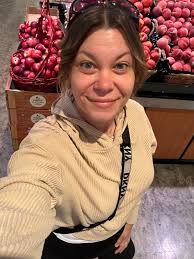 Out doing Instacart and I just want to put my hands in my pockets and  realized I can't 🫠🫠🫠 ￼ my pants are inside out 😭😭😭