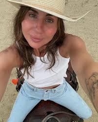 Holly Jovenall (@hollyjovenall) • Instagram photos and videos