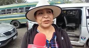 Lina Barrios, representante de la Coordinadora de Transportistas de  Quetzaltenango (CTQ) habla sobre las calcomanías que se colocaron a buses  urbanos.