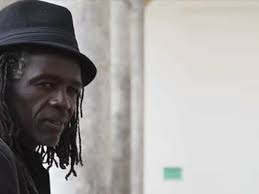 Invisibili", il monologo di Mohamed Ba sulle violenze: dalla Shoah a oggi