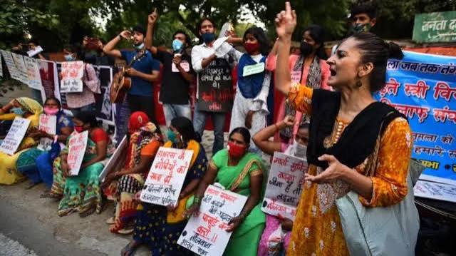 হাথরাস গণধর্ষণ : দলিত তরুণীর ধর্ষণ 'ভারতের জন্য বয়ে আনছে সেকেন্ড নির্ভয়া মোমেন্ট' - BBC News বাংলা