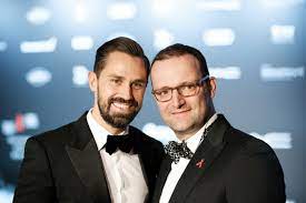 Dieses ziel hat er zwar noch nicht erreicht, aber seine bisherige politische karriere ist so ambitioniert, dass das bundeskanzleramt nicht unmöglich scheint. Jens Spahn Privat Familie Und Kinder So Lebt Er Mit Seinem Mann Daniel News De