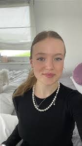 Nina Seward's Instagram, Twitter & Facebook