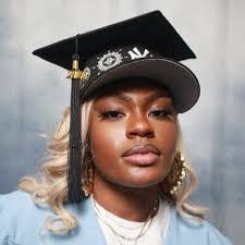 Lauren Winchell's Instagram, Twitter & Facebook