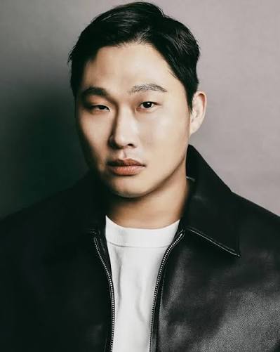 배우로서의 행보를 응원합니다🔥 국내 힙합 신의 독보적인 아이콘이자 불도저 같은 에너지를 자랑하는 래퍼 '스윙스'가 본격적으로 배우  활동에 돌입합니다. '스윙스'는 자신의 공식 인스타그램 계정을 통해 “첫 배우 프로필…”이라는 짤막한 문구와 함께 여러 장의