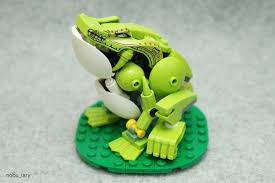 Frog By Nobu Tary Pimped From Flickr Lego Sculptures Cool Lego Lego Minifigure Display