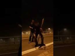 Nam thanh niên bị truy sát, chạy được một đoạn rồi gục chết trong hẻm. Clip Nhom Thanh Nien Ngao Ä'a Phu Thá» Cáº§m Phong Lá»£n Cháº·n Xe Khach Tren Cao Tá»'c Youtube