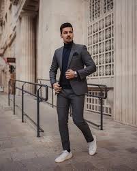 Levita satin tissu vintage avec col roulé bleu et de fantaisie broche. Dunkelblaues Einstecktuch Von Kingsman 63 Mr Porter Lookastic