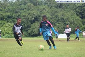 Sepak bola dimainkan di lapangan terbuka berbentuk persegi panjang dan di atas rumput ataupun rumput sintetis. Merawat Kilau M Farhan Irwansyah Di Serpong City Ss U 11 Indonesia Junior League