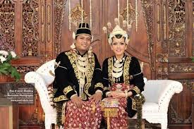 Adapun beberapa pakaian adat jawa timur yang bisa kamu beli secara online adalah: 3 Pakaian Adat Jawa Timur Dilengkapi Penjelasan Dan Gambar