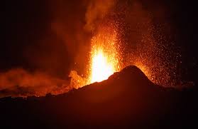 Eruption piton de la fournaise avril 2018 en hélicoptère. Eruption Du Piton De La Fournaise A La Reunion L Orkymel Gite Petite Ile