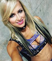 Becky Lynch mi? Summer Rae mi?