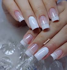 En el universo femenino, el rostro y el cuerpo siempre recibieron una dedicación muy especial en las mujeres, incluso en muchos hombres de hoy en día. Unhas Noiva Manicura De Unas Manicura Unas Permanentes Decoradas