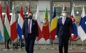 Conte lascia palazzo chigi mano nella mano con la sua compagna olivia e fanno il giro dei social le lacrime di rocco casalino, commosso mentre i dipendenti di palazzo chigi. Giuseppe Conte A Bruxelles Sfila Con Rocco Casalino Quagliarello Attacca La Foto Chiarisce Chi Ci Governa Libero Quotidiano