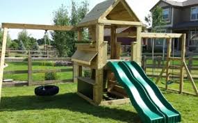 Schaukel Mit Rutsche Spass Am Spielplatz Archzine Net Garten Gestalten Spielhaus Garten Balkon Gestalten