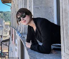Monika ana marija beluči (it. Monica Bellucci 55 Poses On A Balcony Ahead Of Attending Italian Film Festival Readsector