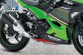 Seperti yang dilakukan oleh pemilik kawasaki ninja satu ini. Kawasaki Ninja 250 Vs Yamaha R15 Mana Yang Lebih Baik