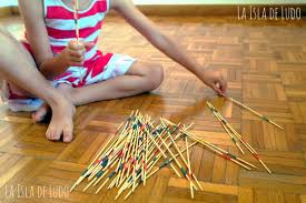 Los palillos chinos es un juego bastante popular y como el de los dardos, uno de los más divertidos. Palitos Chinos Juego Instrucciones
