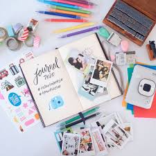 Kamu bisa bereksperimen dengan warna setiap kertas. Article Instax