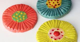 100均の石粉粘土で可愛い北欧風の花モチーフが簡単に作れます ブローチやオブジェとしてはもちろん おしゃれなインテリア時計など いろんな用途で使えます お子さんの自由研究工作にもオススメです まずは 用途からご覧ください 石粉粘土 粘土