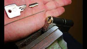 Der bart vom schlüssel verbleibt im schloss und den griff vom schlüssel haben sie in der hand. Schlussel Abgebrochen Trick Mit Sageblatt Youtube