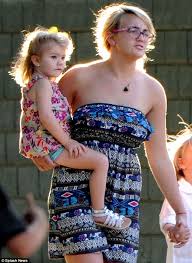 Britney spears' sister jamie lynn is 12 weeks pregnant with her first child at the age of 16, according to reports. Jamie Lynn Spears Posts Picture Of Daughter Maddie Having Ice Cream With Her Fiance Daily Mail Online