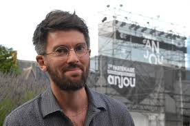 VIDÉO. Baby-sitter, couteau suisse, jardinière : les rôles cachés des  directeurs du festival