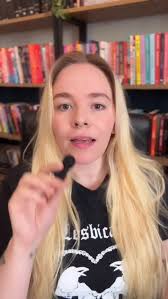 Transformada por Mia, Letícia mergulha em um submundo queer e perigoso.  Para sobreviver e enfrentar James, ela terá que descobrir que monstro quer  ser., O livro “Mordidas da meia-noite”, de @limajhan, ...