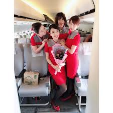 ruru000128 instagram 親愛的園舒姐恭喜你從遠東畢業了從第一次跟你一起飛成都你問我餓不餓要不要先吃還是直接賣免稅我回你好 啊我要吃我好餓哈哈哈哈從此跟你飛你就會一直餵食我 很怕我餓到所以下來高派後被各位姐們餵食的 flight attendant cabin crew lady