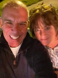 Organizing a Reunion Happy Hour with Friends